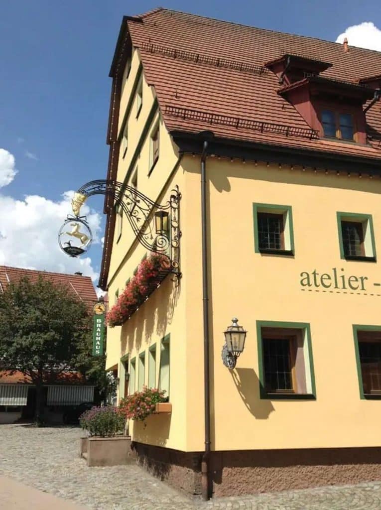 Brauhaus Rössle im Herzen von Neubulach mit Gaststätte, Biergarten und drei Wohneinheiten